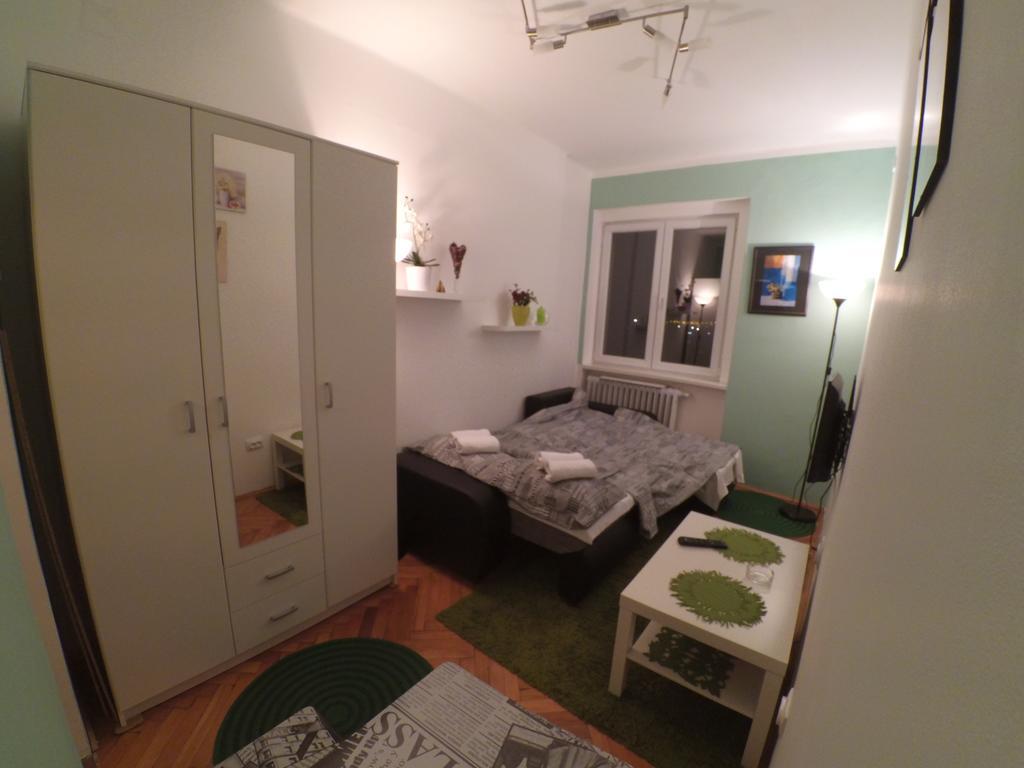 Apartamento Sleep And Go Pedja Belgrado Exterior foto